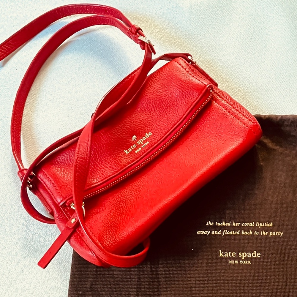 Kate Spade New York:
Cobble Hill Mini Carson Crossbody
Bright Tomato Red NWT